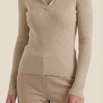 Knitted sweater with elegant collar
