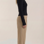 Knitted sweater with elegant collar