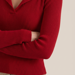 Knitted sweater with elegant collar