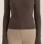 Knitted sweater with elegant collar