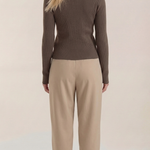 Knitted sweater with elegant collar