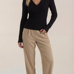 Knitted sweater with elegant collar